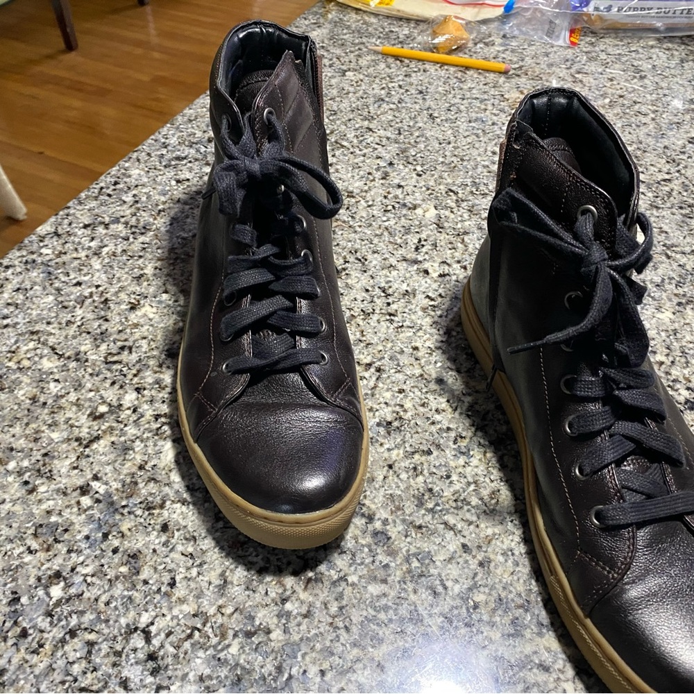 Kenneth Cole Reaction inside zipper and tie up